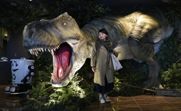 Dinosaurios autómatas, recepcionistas del primer hotel de robots en Tokio