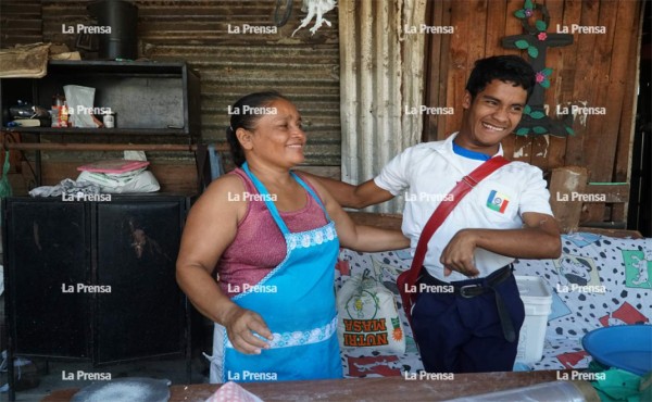 Joven con parálisis cerebral estudia y vende tortillas para ayudar a su madre