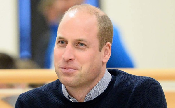 Pide perdón al príncipe William por burlarse de su calvicie