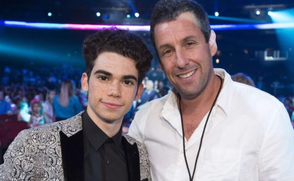 Adam Sandler rinde tributo a su fallecido 'hijo' Cameron Boyce