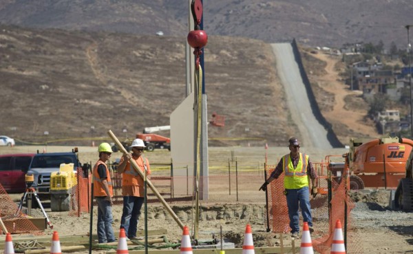 Avanza la construcción de los prototipos del muro