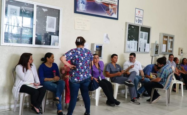 Médicos por contrato del Rivas continúan en paro de labores