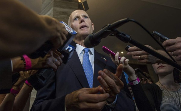 El gobernador de Florida urge a tener una 'verdadera conversación' sobre las armas