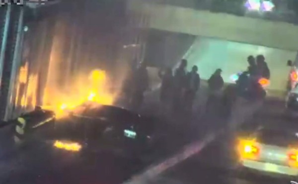Vehículo arde en llamas tras impactar con el concreto en Tegucigalpa   