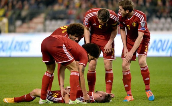 Video: El espeluznante cabezazo que dejó noqueado al belga Dries Mertens