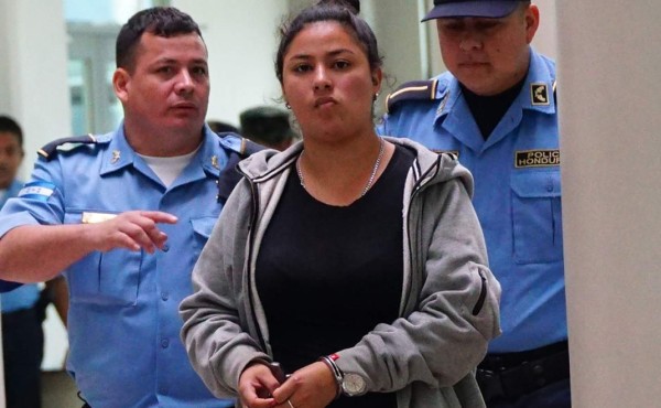 Con dos pistolas disparó mujer contra taxista