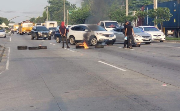 Desalojan a manifestantes que bloquearon colonia Fesitranh en San Pedro Sula