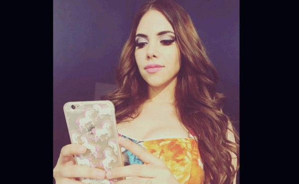 Presentadora de tv deja ver tatuaje en su parte íntima