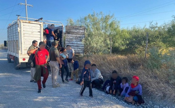 Encuentran abandonados a 80 hondureños en un camión en México