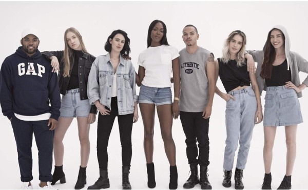 Naomi Campbell lanza original campaña con GAP