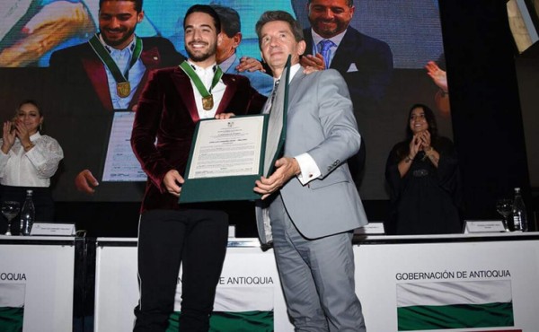 Cantante Maluma condecorado en Colombia en medio de polémica  
