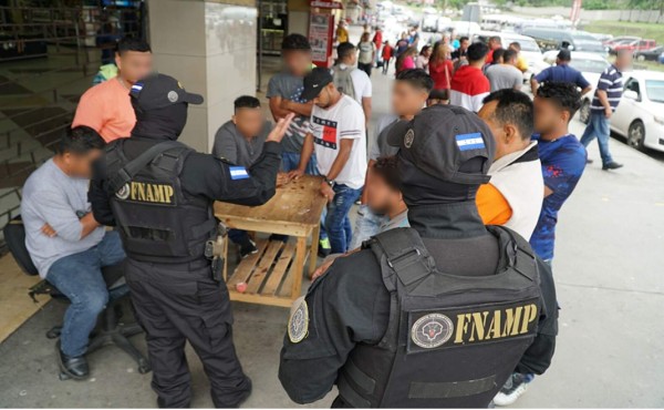 Paralizan 80 rapiditos de dos rutas por triple cobro de extorsión