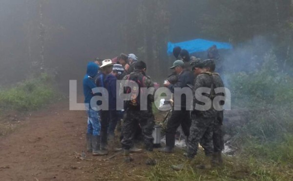 Un grupo de militares trabajan junto a Medicina Forense para recuperar los cuerpos del accidente.