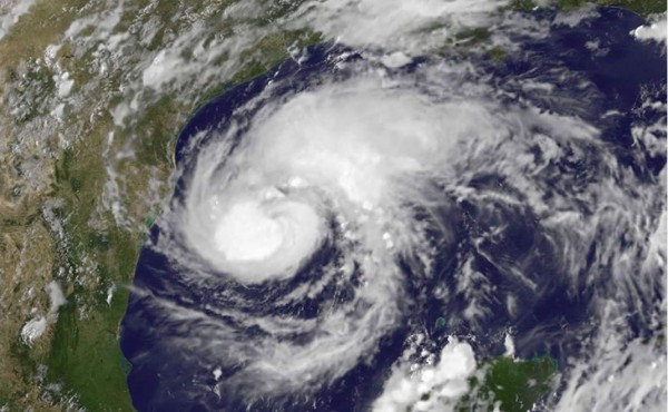 Texas acelera evacuaciones ante llegada de huracán Harvey  