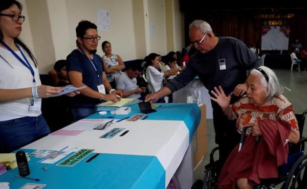 Cierran los colegios electorales en Guatemala y empieza el recuento