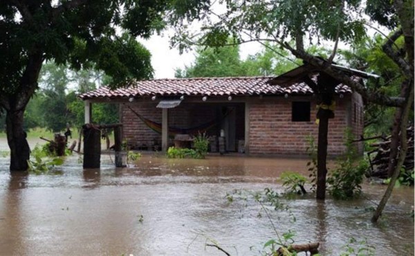 Dos personas fallecidas y 569 albergados por fuertes lluvias en El Salvador