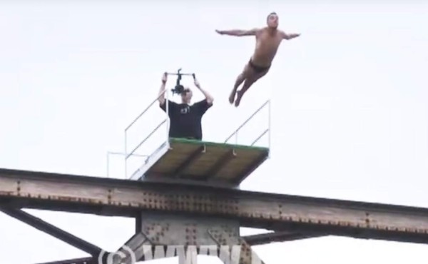 Clavadista muere tras saltar unos 20 metros de altura