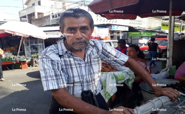 Padre camina de Choloma a San Pedro Sula para vender agua y llevar comida a su casa