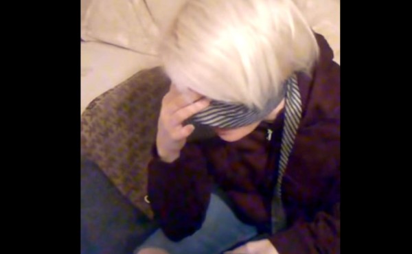 La invita a una cena y le 'regala' fotos de ella siendo infiel