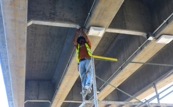 Instalan luces en puente a desnivel de la salida vieja aLa Lima y bulevar Juan Pablo