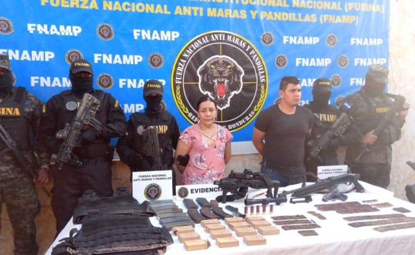 Un hombre y una mujer son capturados en posesión de armas y chalecos antibalas