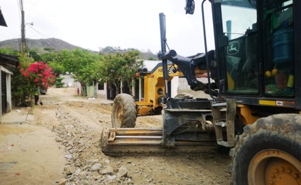 Reparan calles de tierra y de concreto de varios sectores de San Pedro Sula
