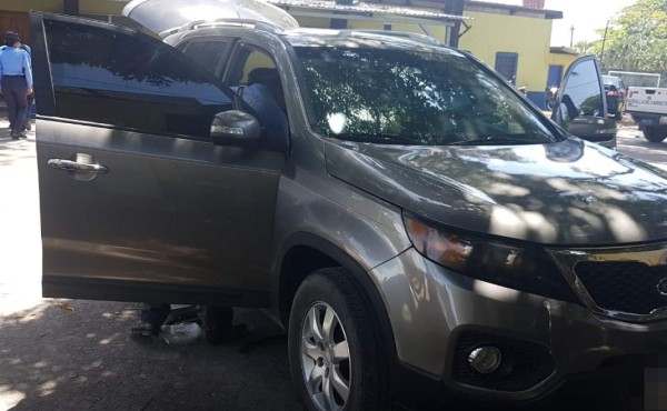 Detienen a hombre tras hallarle presunta droga y dos armas dentro de su carro