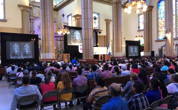 Réplica de la Sábana Santa se exhibe en la Basílica de Suyapa de Tegucigalpa