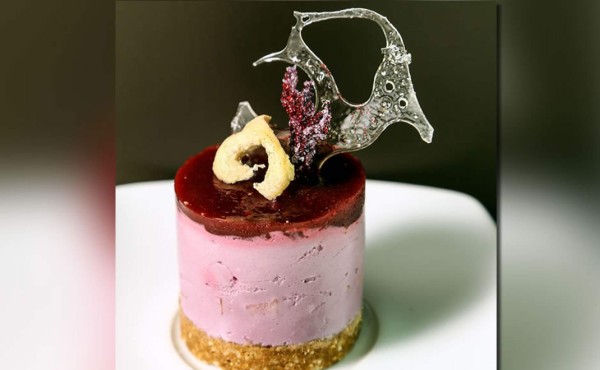 Cheesecake de tamarindo con manzana y miel de jamaica