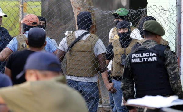 Armas y explosivos encuentran en el centro Renaciendo