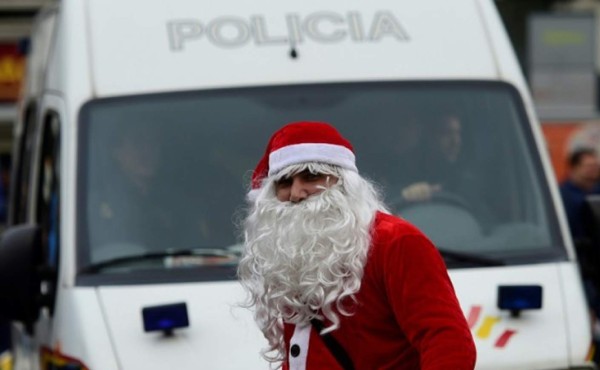 Santa Claus rompe la puerta y captura a narcotraficantes en Perú
