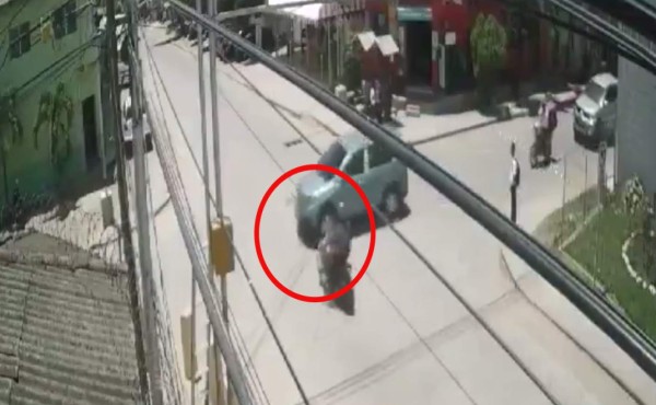 Video: Vehículo no hace alto y embiste a motociclista en Danlí  