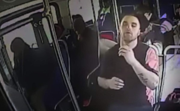 Hombre sufre una sobredosis de heroína en autobús