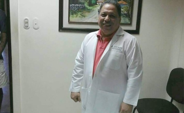 Anestesiólogo hondureño vacunado con Johnson y Johnson lucha por su vida en una UCI