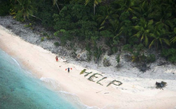 Rescatan a tres hombres gracias a mensaje de ‘ayuda’ sobre la arena
