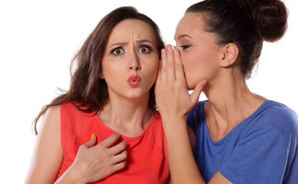 Chismes alejan a dos buenas amigas
