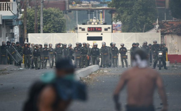 Venezuela: Enfrentamientos entre militares y manifestantes en la frontera