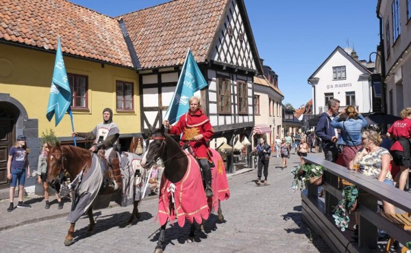Caballeros medievales en Suecia para hacer respetar el distanciamiento social
