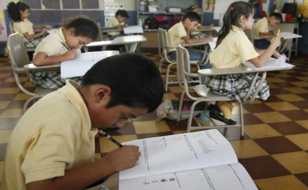 Educación descarta pilotaje de centros educativos bilingües en Honduras