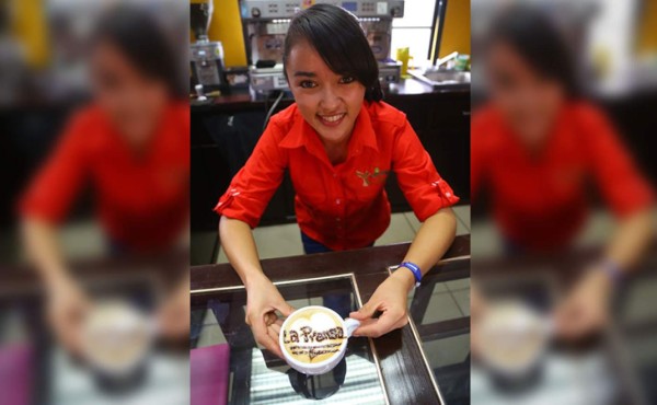 Los compañeros de Mary Portillo la describen como una joven dinámica, alegre y muy comprometida con lo que hace. Fotos: Franklyn Muñoz