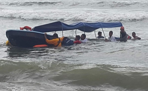 Lancha se da vuelta en Tela con ocho personas, entre ellas un bebé de 22 meses