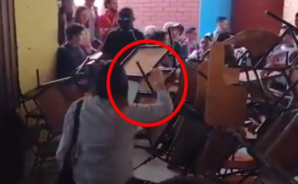 Video: Estudiantes 'hartos' de las tomas quitan pupitres de edificio en la Unah