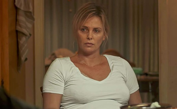 Charlize Theron luce irreconocible tras ganar 50 libras para su nuevo filme