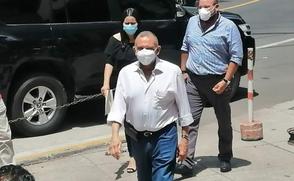 Expresidente 'Pepe' Lobo llega al MP para pedir que lo sigan investigando