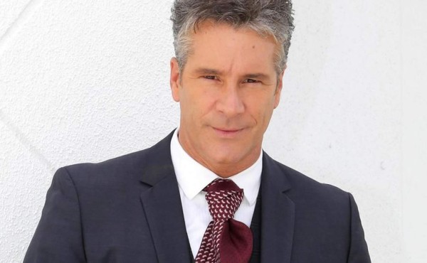 Ordenan arresto de Fernando Carrillo por no pagar la manutención de su hijo