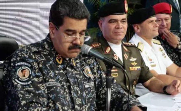 Nicolás Maduro se 'viste' con el ex dictador iraquí Saddam Hussein