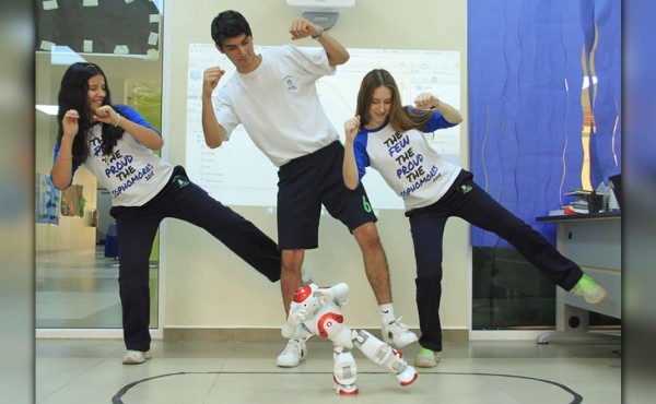 Francisco, el robot que educa y divierte a escolares sampedranos