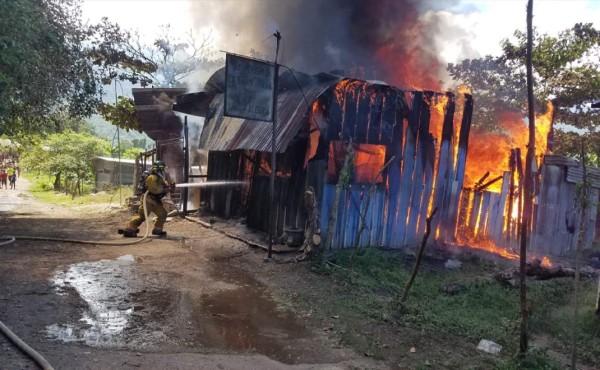 Hombre muere calcinado durante voraz incendio en su casa