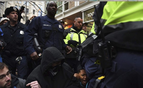 Violencia y descontento en protestas contra Trump en Washington