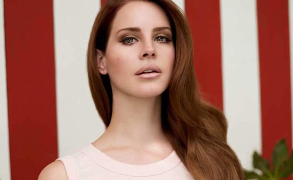Lana del Rey critica al feminismo y se defiende por 'glamourizar el abuso'